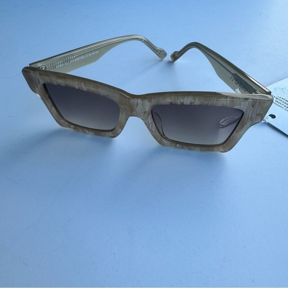 LE SPECS SUNGLASSES HERO ALT FIT  IN GOLD SEASHELL
